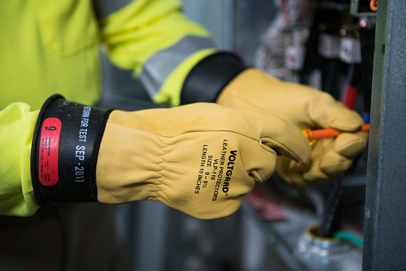 How to Choose the Right Electrical Gloves for the Task at Hand